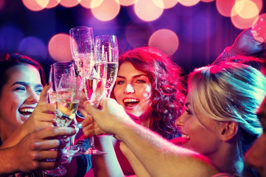 amici che si divertono in discoteca